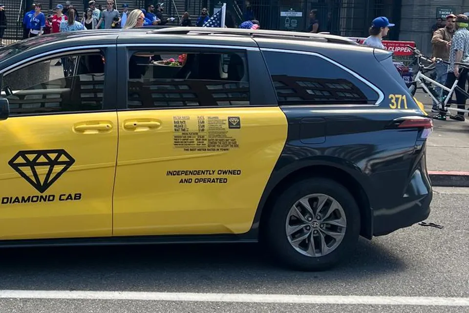 The side of cab 371, showing its cab number and its posted meter rates.
